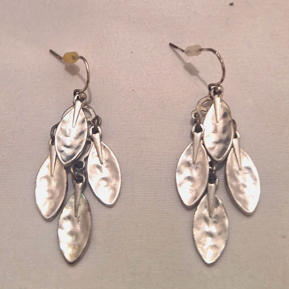 Silvertone Pierced Earrings Leafy Cascade 15$